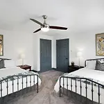 Modern Parisian Apartment In The Heart Of Manayunk