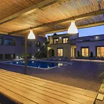 Charming Villa In Quelfes With Shared Pool