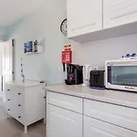 Mariners - Bright And Stylish Apartment - 2 Minute Walk To The Beach