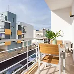 Art-Inspired Modern Apartment
