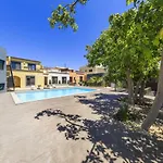 Sea-View Villa In Quelfes + Shared Pool