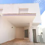 Lovelystay - Divine 3Bdr Duplex House W/ Pool & Garden