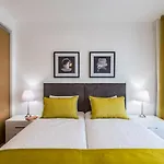 Coolhouses Lagos, 2 Bed Stylish City Flat, Rooftop Shared Pool, Clayheart