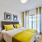Coolhouses Lagos, 2 Bed Stylish City Flat, Rooftop Shared Pool, Clayheart