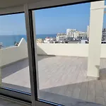 Apartamento Com Grandes Terracos Em Frente A Praia