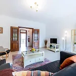 Sunny & Light 2-Bedroom Apartment