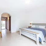 Sunny & Light 2-Bedroom Apartment