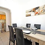 B63 - Corner Street Historic Center Apartment In Lagos