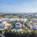 Luxury Villa / Pool, Gym ,Cinema Room