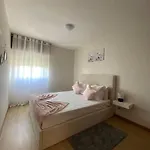 Cozy 3 Bedroom Condo With Free Parking Premises