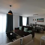 Cabanas Garden - Stunning 2 Bedroom Apartment - Communal Pool - 2 Minuts Walking To The River