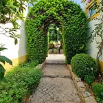 2 Bedroom Flat With Pool And Garden