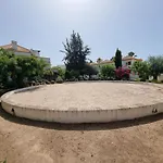 2 Bedroom Flat With Pool And Garden