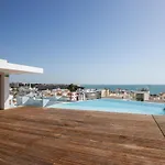 Perfect Place To Escape To With Rooftop Infinity Pool