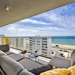 Luxurious Beachside Apartment With Pool & Seaview
