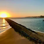 Beach & Sea Apt, Fast Wifi, Airco, Private Parking And Pool