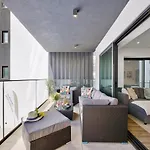 Bright Modern Beachside Apartment With Pool & Seaview