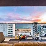Luxurious Beachside Apartment With Pool & Seaview