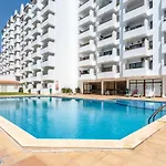 Modern 2 Bdr Flat W/Balcony And Pool By Lovelystay