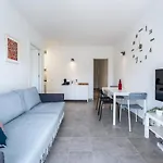 Modern 2 Bdr Flat W/Balcony And Pool By Lovelystay