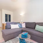 Casa Nobre 2Bdr - 4 Mins Walk Train Station - Pool - Patio - Quiet