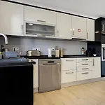Casa Ferrera - Spacious Castle View Village Apt
