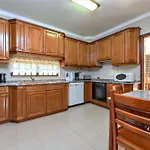 Spacious 4 Bedroom Villa, Private Pool, Free Air Conditioning And Wifi