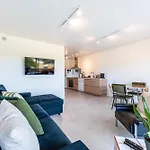 Tasteful 1 Bdr Flat W/Balcony & Pool By Lovelystay