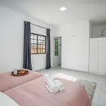 Host Wise - Sunny Spacious House - Terrace & Free Parking