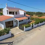 Casa Silver, Gale - Sleeps 9 Close To Amenities And Beach!