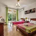 Villa Cabrita, Superb Location, Large Villa, Walk To Restaurants, Supermarkets Beach