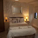 Arch House B&B & Apartments