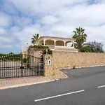 Host Wise - Luxurious Pool & Jacuzzi Hideaway