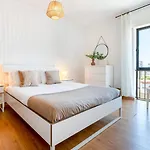 Bright & Cozy Apartment In Portimao By Lovelystay