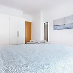 Luxury 5 Min Beach With Balcony, Pool, Wifi, Ac, Smarttv
