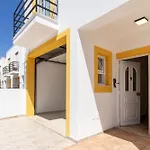 Luxuosa Villa Com Piscina, Garagem E Vista Mar
