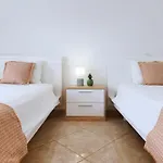 Casa Caravela - Spacious Villa, Sunny Swimming Pool & Bbq