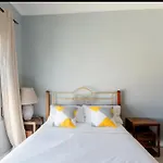 Cozy And Sunny Coastal Escape With Stunning Views