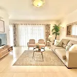 Lovely Beachfront Apartment With Aircon/Wifi