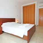 A04 - Large Modern 1 Bed Apartment With Pool
