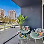 2-Bedroom Beachside Apartment With Pool & Parking
