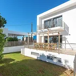 Host Wise - Serene Spacious House - Swimming Pool & Garden