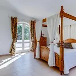 Villa Barlavento - Stunning 4-Bedroom Villa With Tennis Court