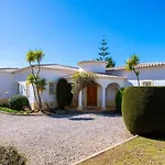 Villa La Pausa - Serene 3-Bedroom Retreat With Heated Pool