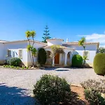 Villa La Pausa - Serene 3-Bedroom Retreat With Heated Pool