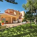 4 Beds, Private Pool, Close To All Amenities