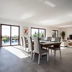 Villa Mit Pool Und Grossem Garten