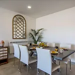 Sunny 3-Bedroom Apartment