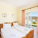 Villa Mendes - Walking Distance To The Beach