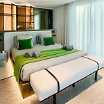 Algarve Escape With Pool Gym & Rooftop Jacuzzi